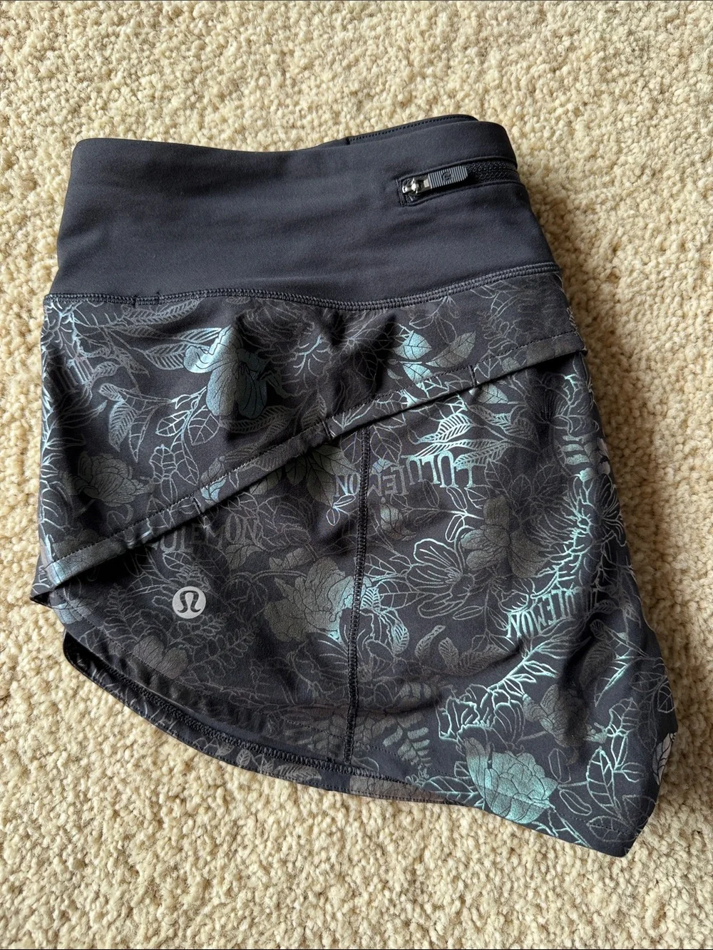 *Like New* Lululemon Speed Shorts | Size 6 - Picture 5 of 5